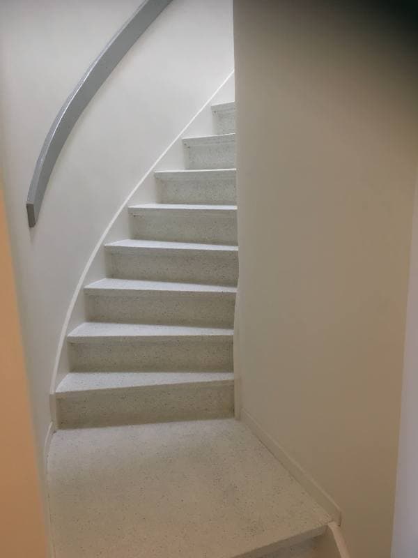 Houten traprenovatie met Sandy Glow terrazzo structuur in Gouda