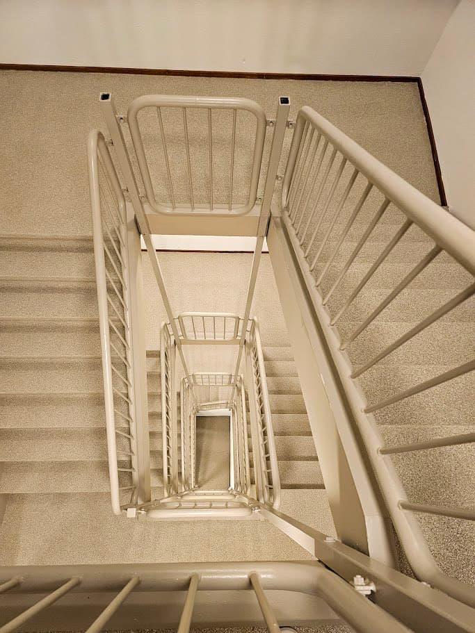 EverStep Solid traprenovatie — trappenhuis volledig bekleed van trede tot stootbord