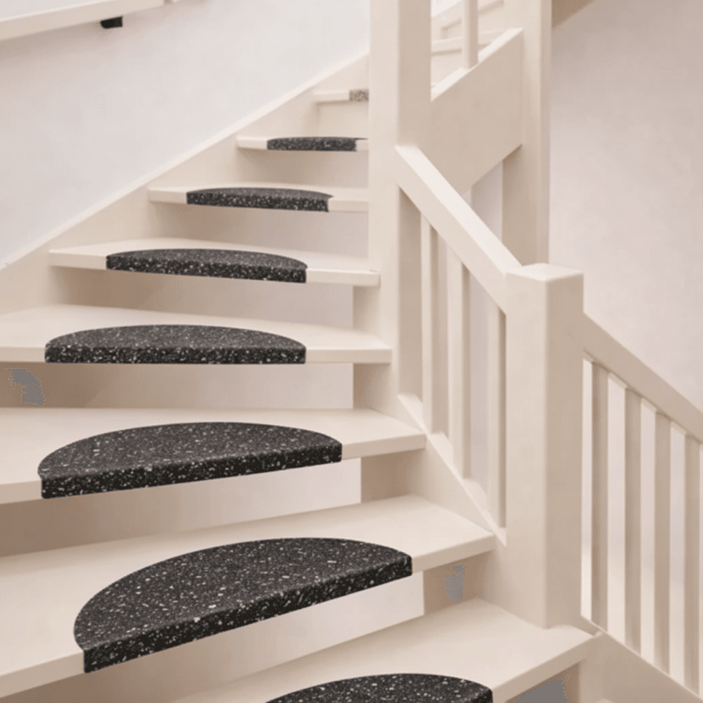 GripStep antislip overzettreden in donkere terrazzo op een lichte trap