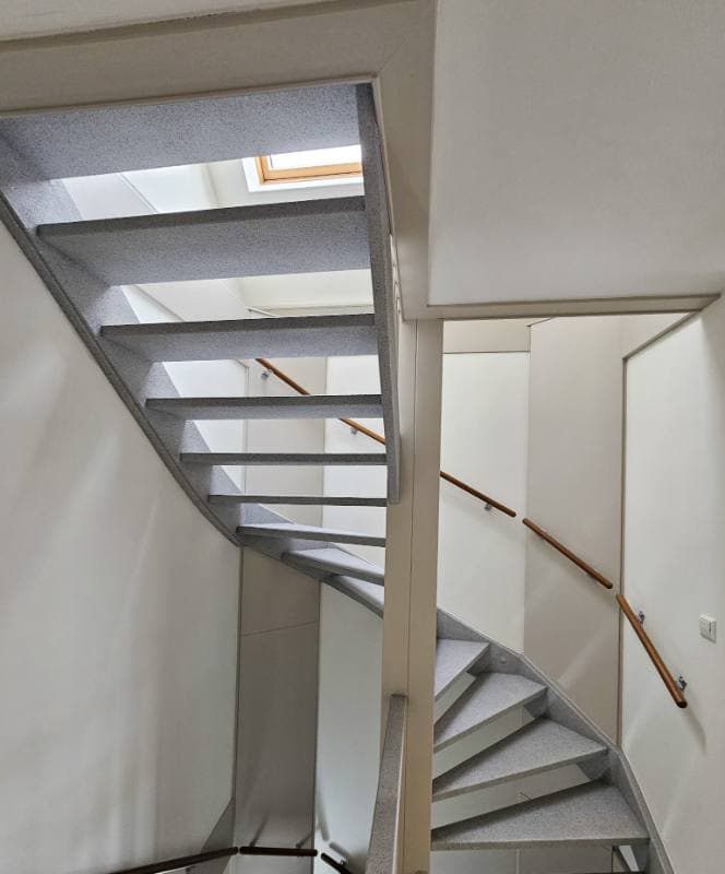traprenovatie met Urban Light stone structuur in Den Haag