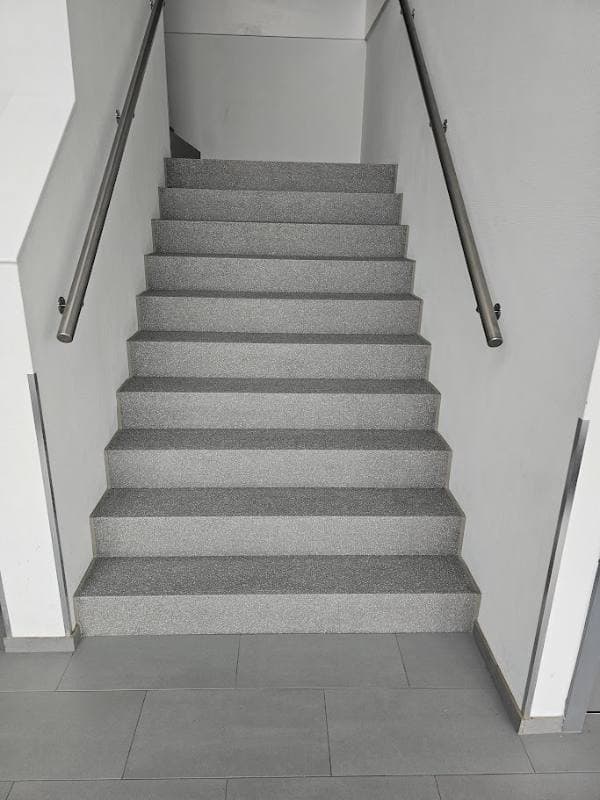traprenovatie met Urban Concrete stone structuur in Gouda