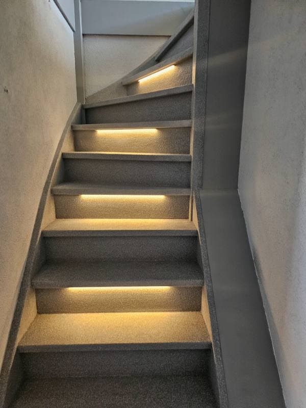 traprenovatie met UrbanMist stone structuur in Gouda