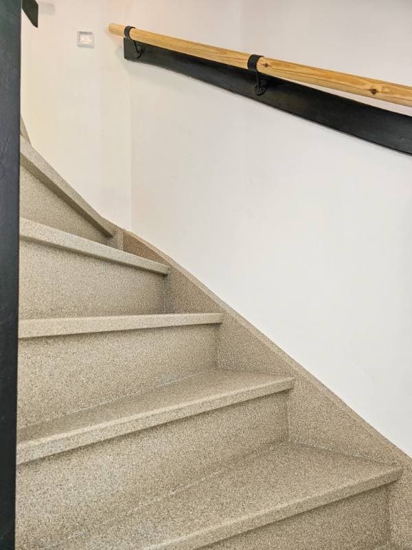 traprenovatie met DesertBeige stone structuur in Middelburg