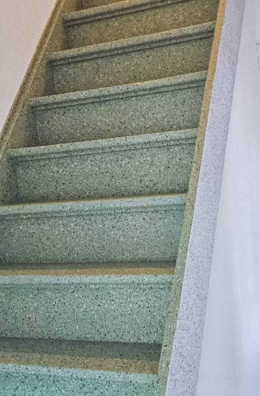 traprenovatie met Sage Harmony terrazzo structuur in Middelburg