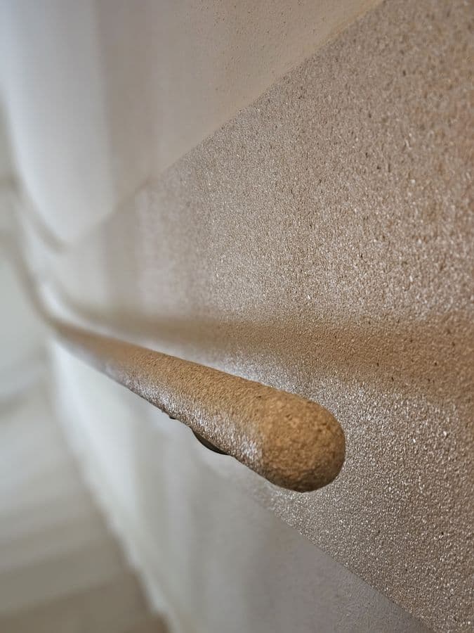 Signature CrystalSand — afgewerkte trapleuning detail