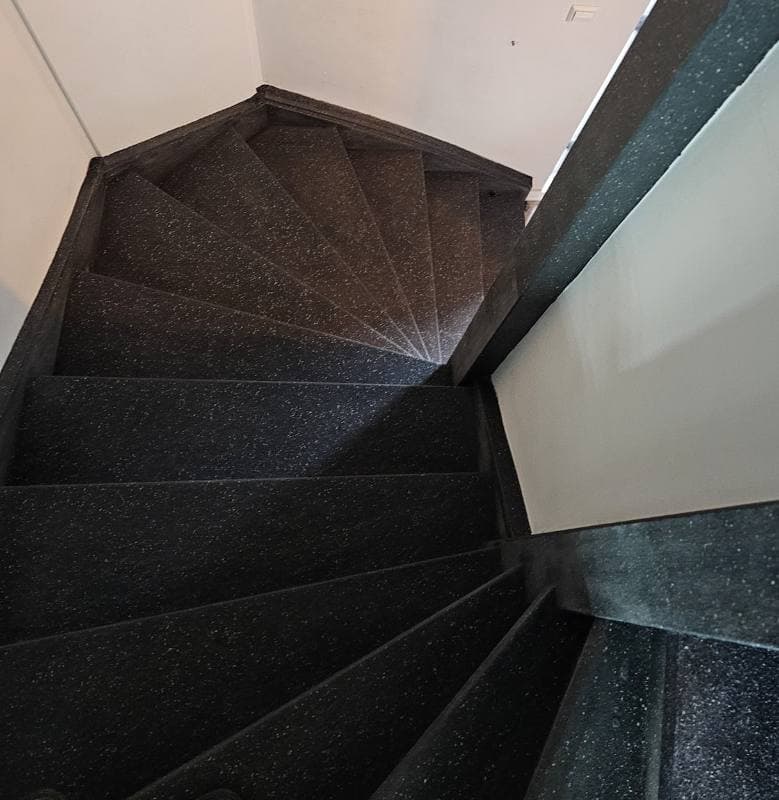 traprenovatie met PolarSpeckle stone structuur in Rotterdam